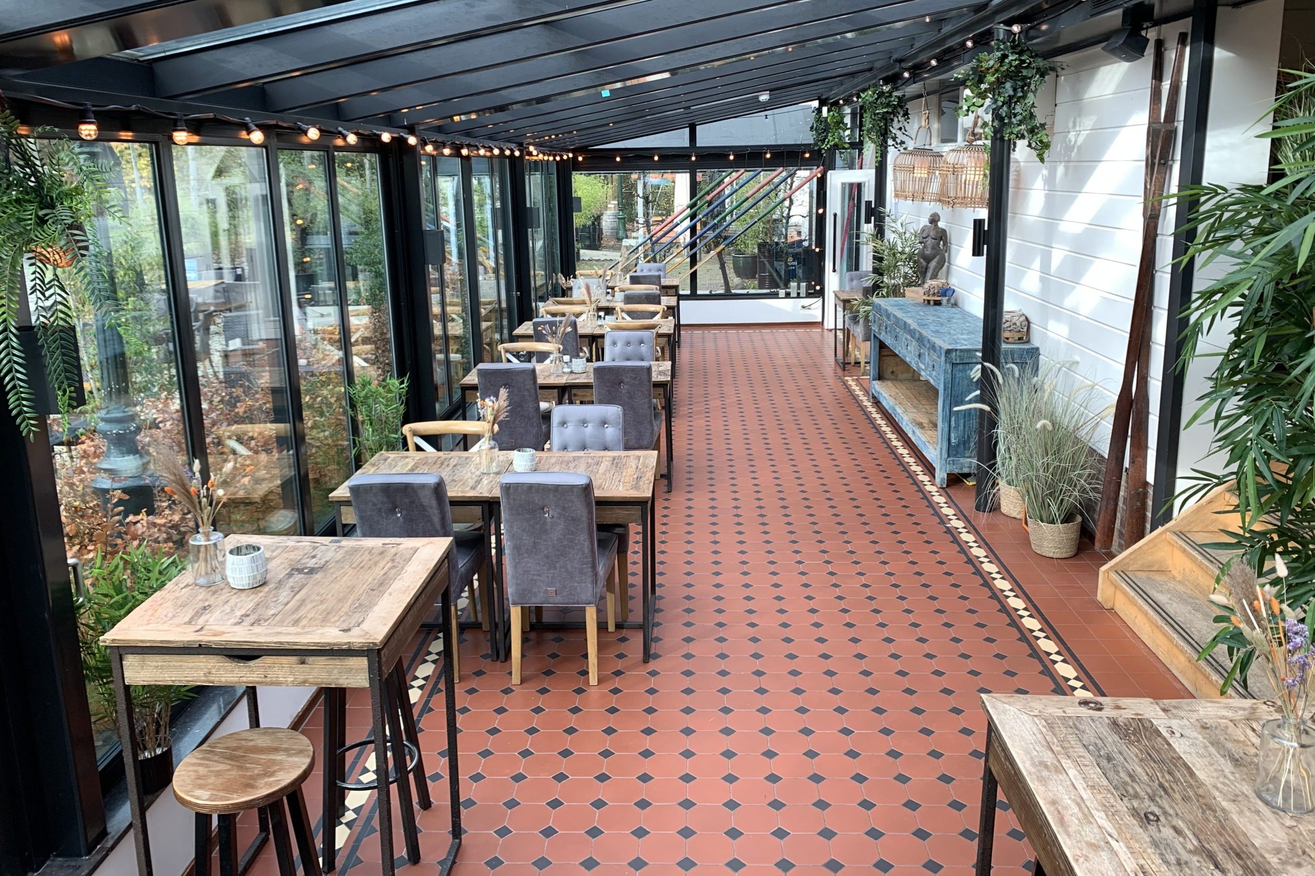Amstel Boathouse, serre, tafels, stoelen, dakraam, licht
