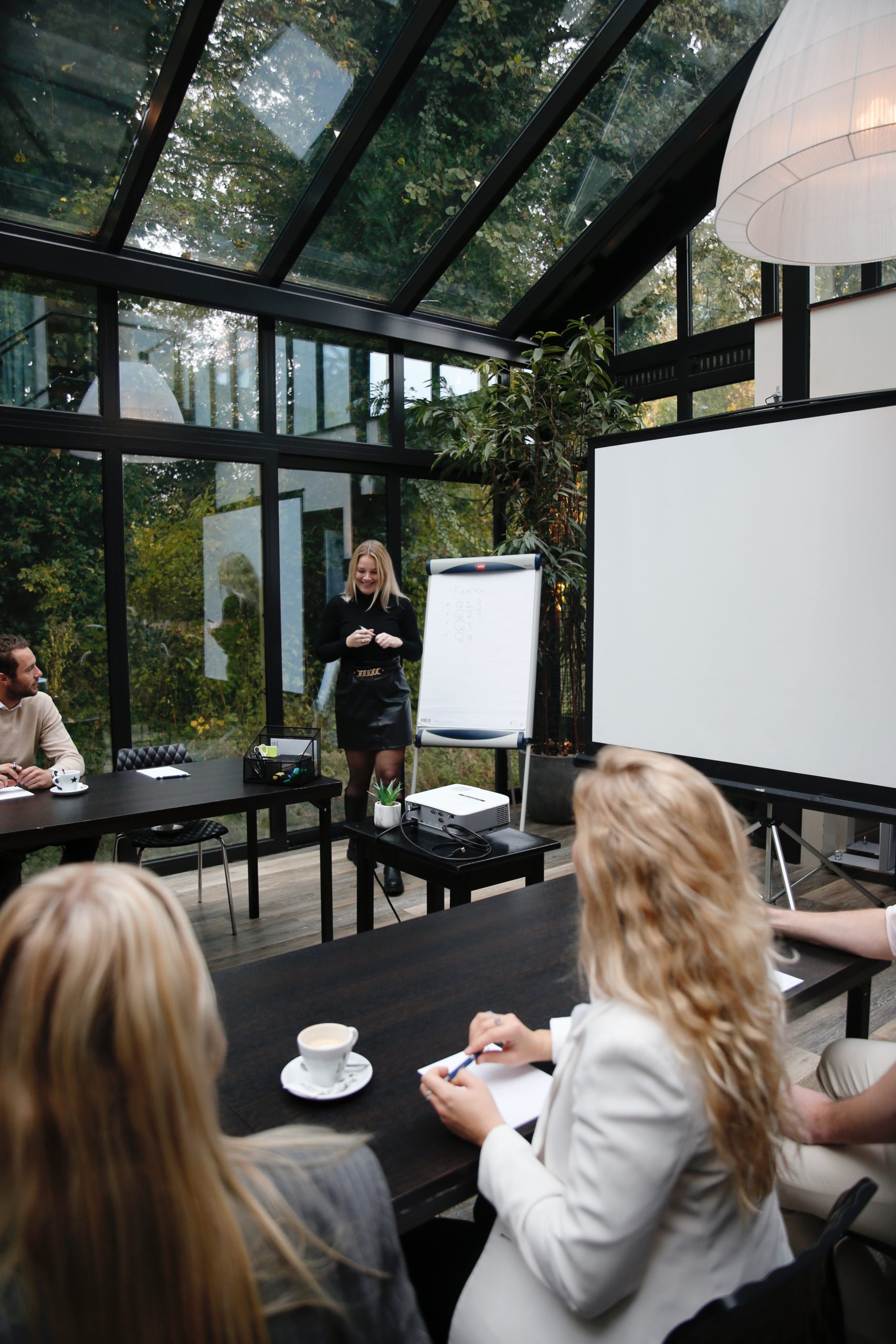 Amstel Boathouse, vergader zaal opstelling, whiteboard, tafels, stoelen