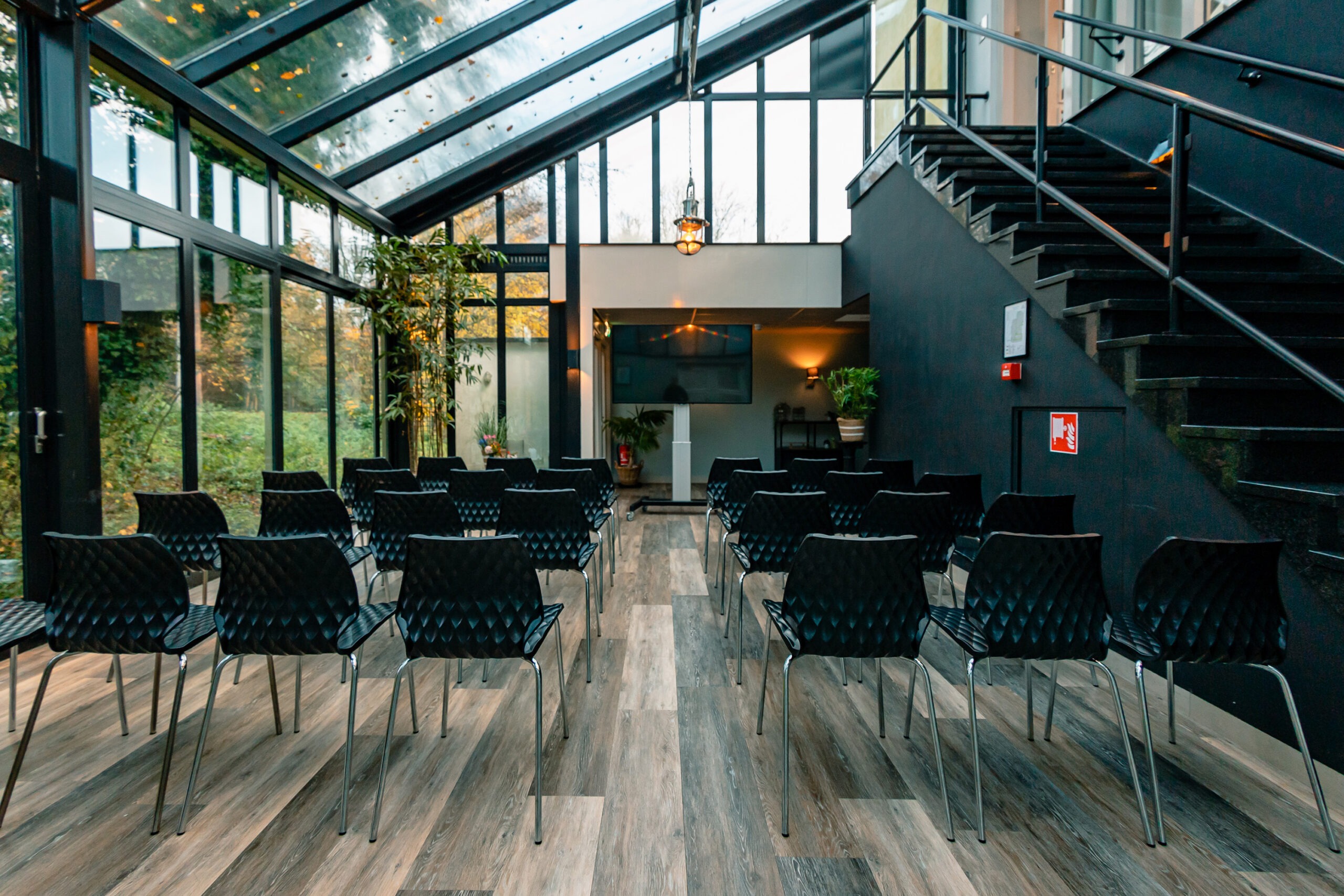 De Noorderpark zaal in Amstel Boathouse, stoelen en TV-scherm