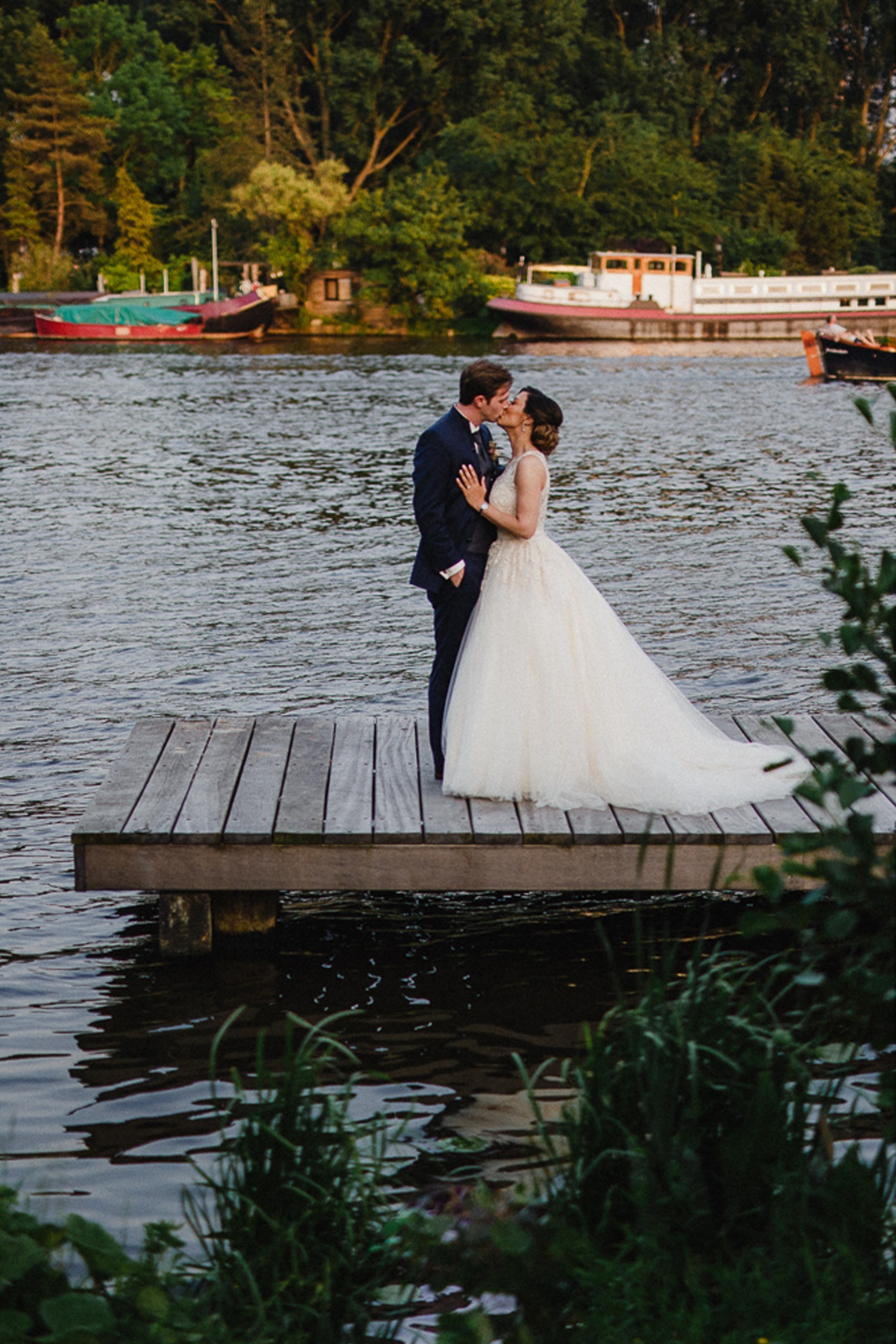 Stel Trouwen Steiger Amstel Boathouse Romantisch Trouwjurk
