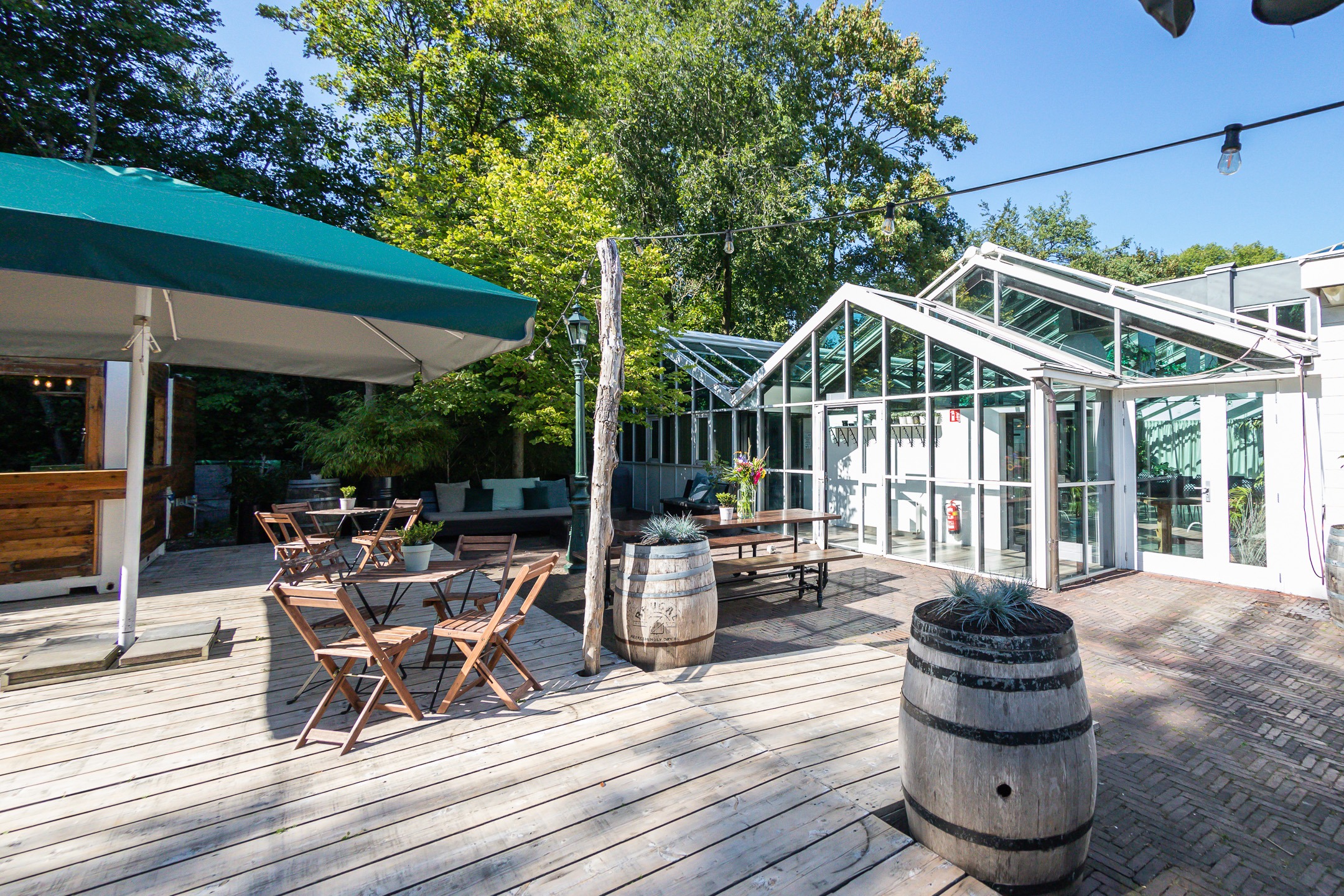 De geheime tuin van Amstel Boathouse, met veel planten en groen
