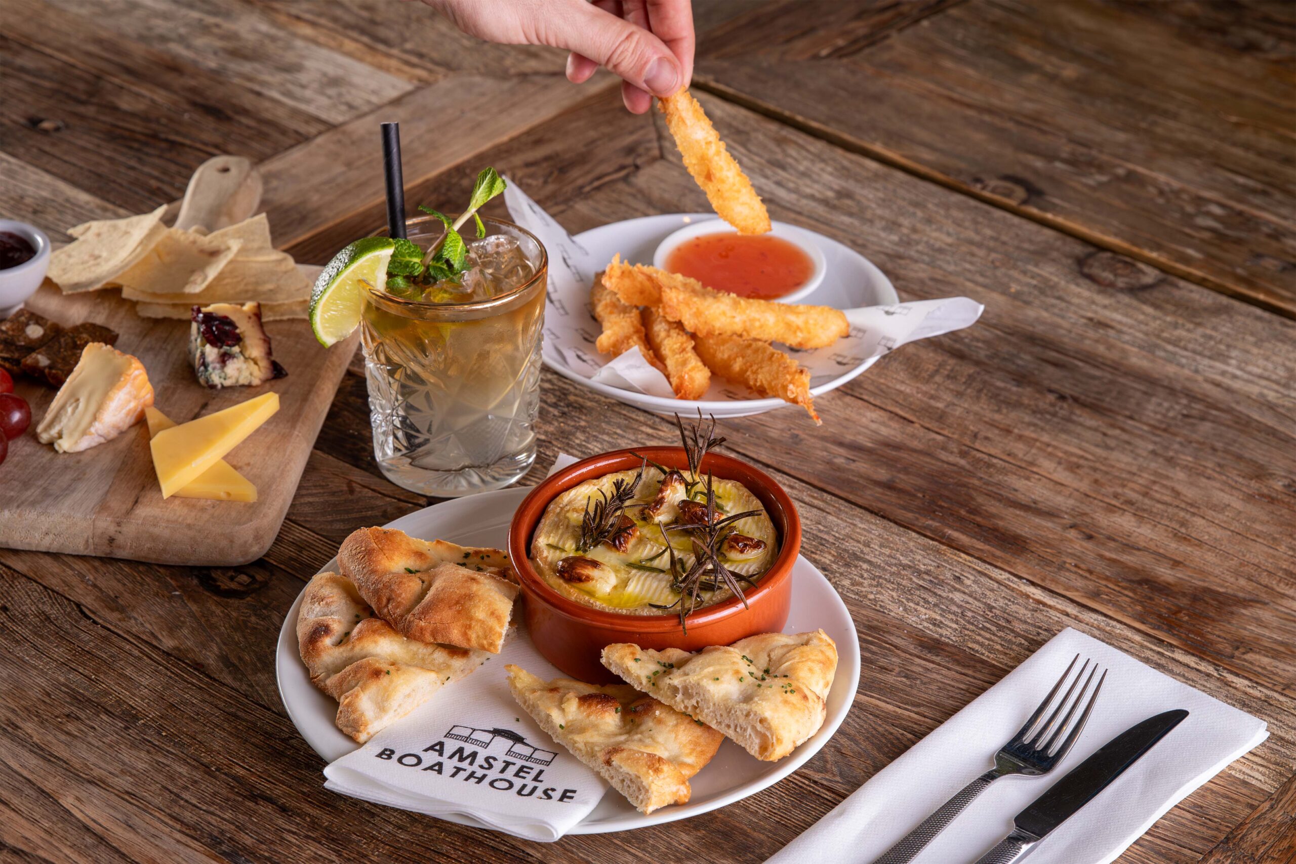 Amstel Boathouse Food Borrel Dranken Combinatie Bestek Helder op Houten Tafel