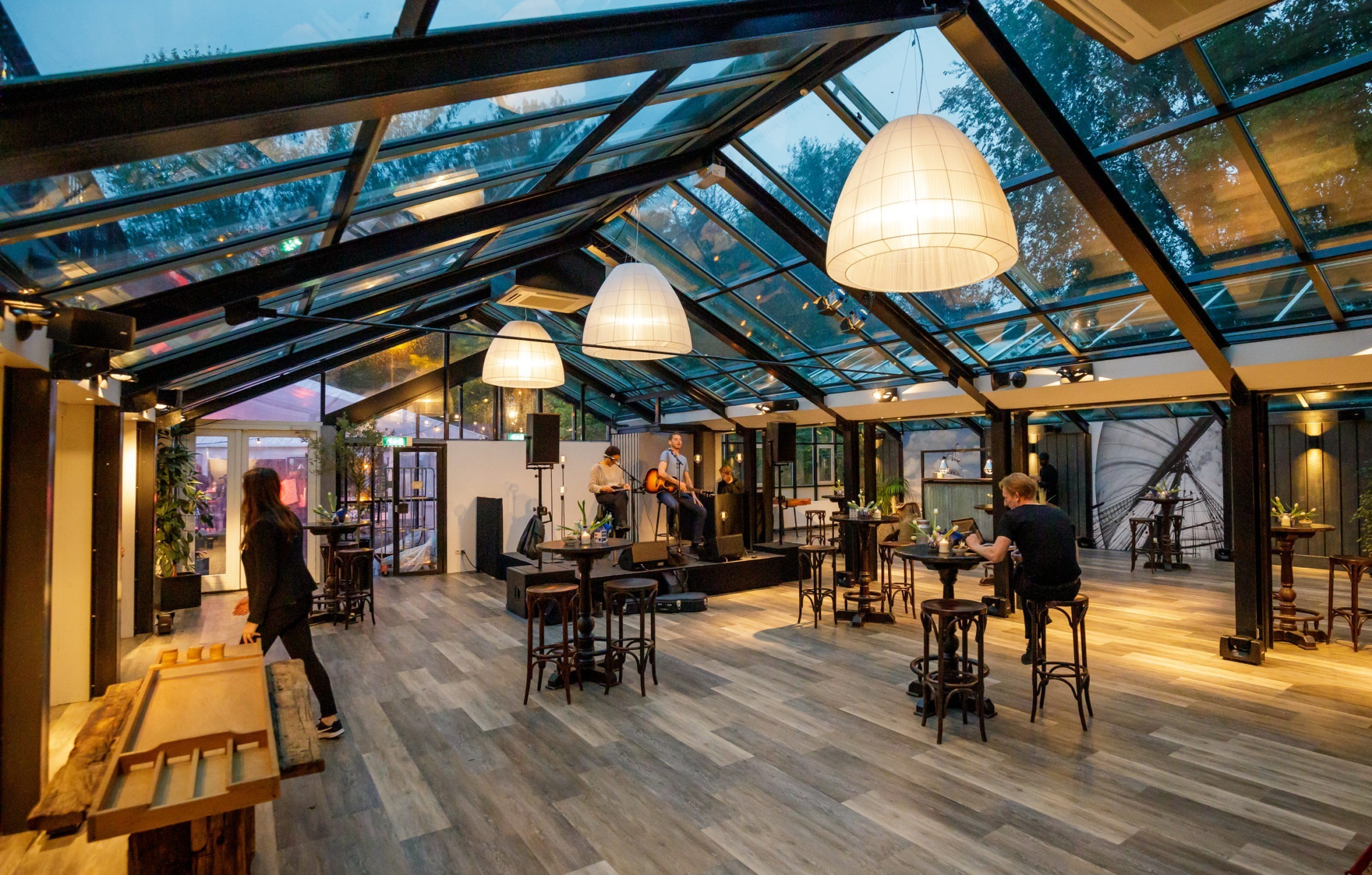 De Westerpark en Vondelpark zaal in Amstel Boathouse, groot dakraam, podium, tafels